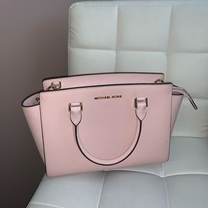 Michael kors purse.